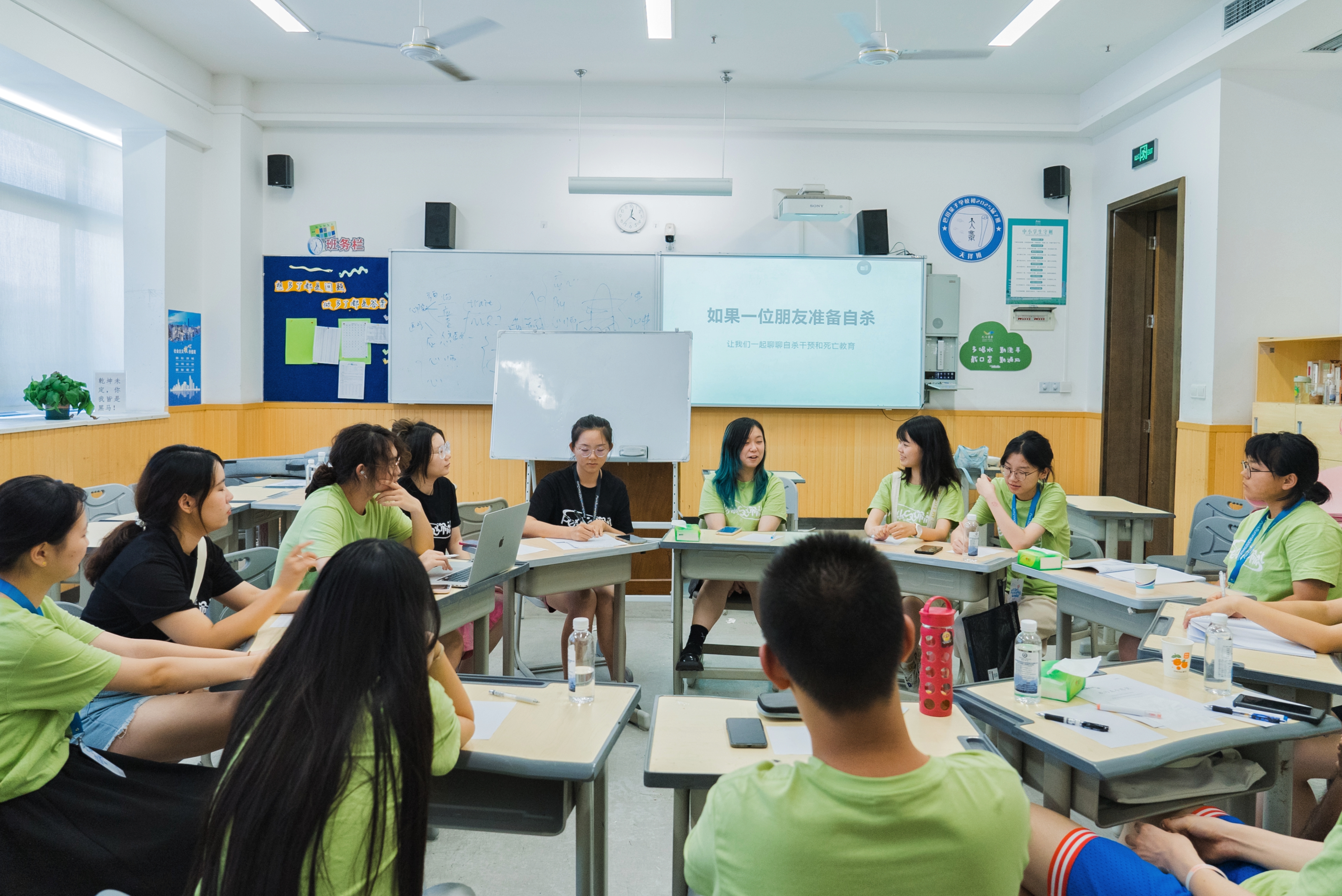 争鸣堂圆桌讨论现场,学员围坐交流