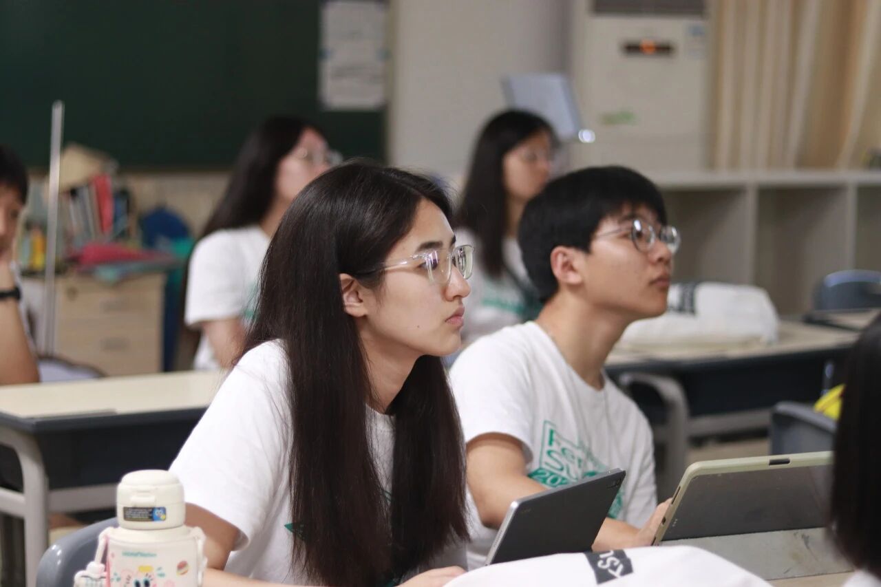 电影鉴赏课堂中学员专注观看和思考