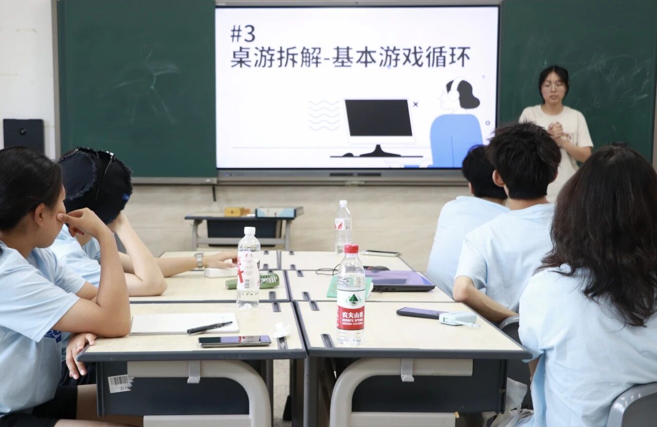 游戏化设计课堂中授课人正在讲解桌游的基本游戏循环
