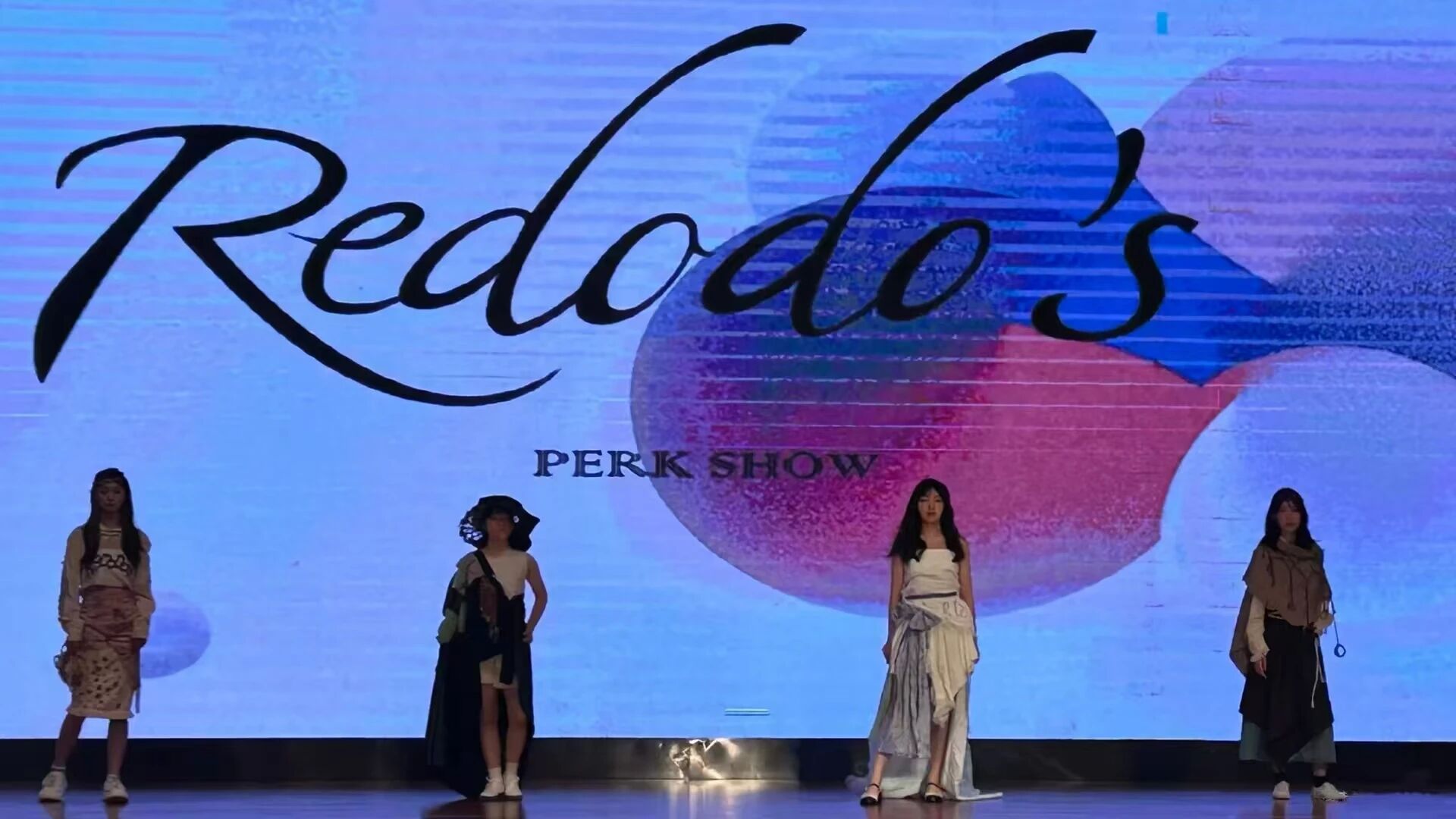 Redodo’s PERK SHOW 舞台上的学生时装作品展示