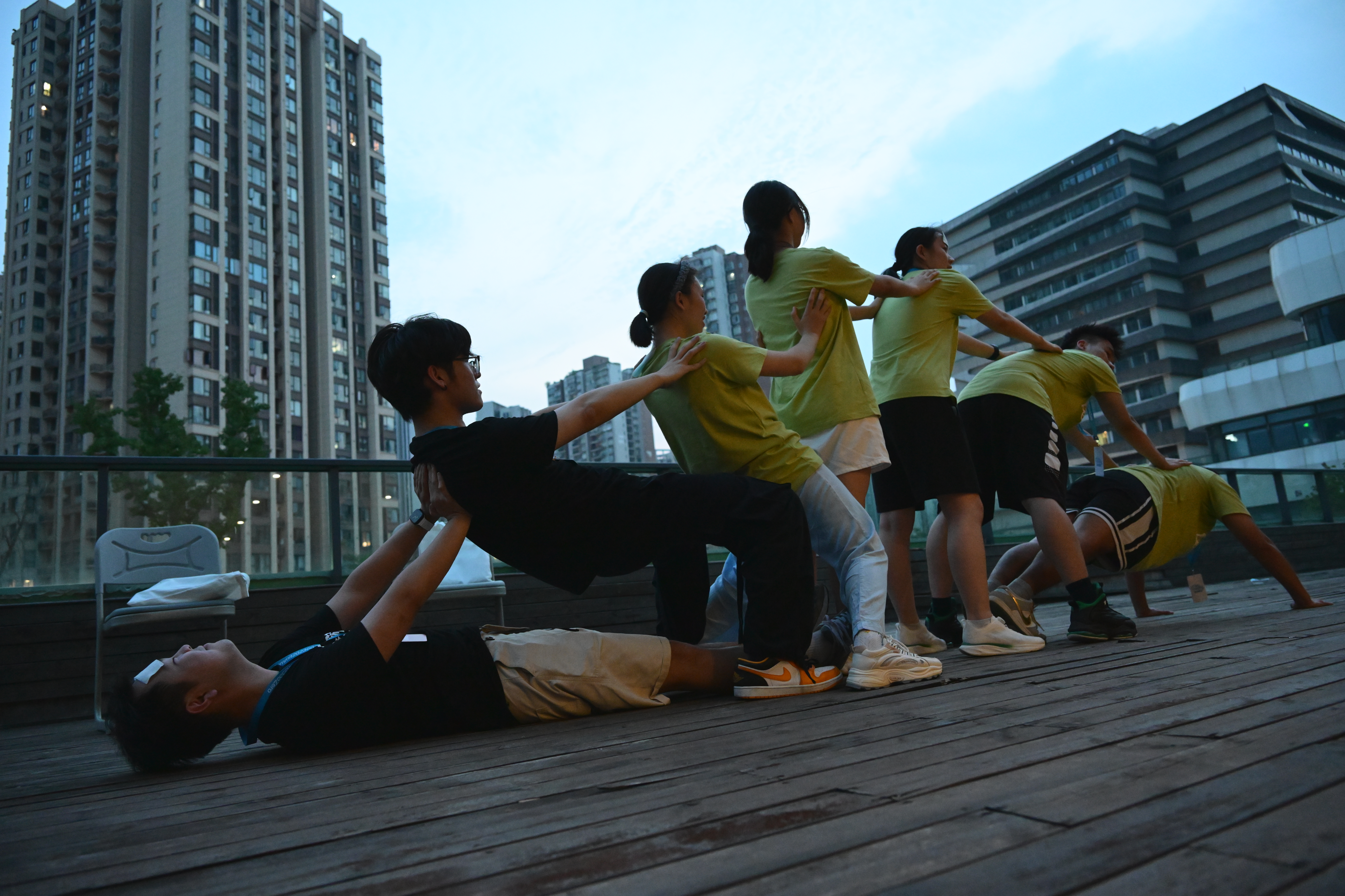 体育挑战中学员在户外进行团队协作任务